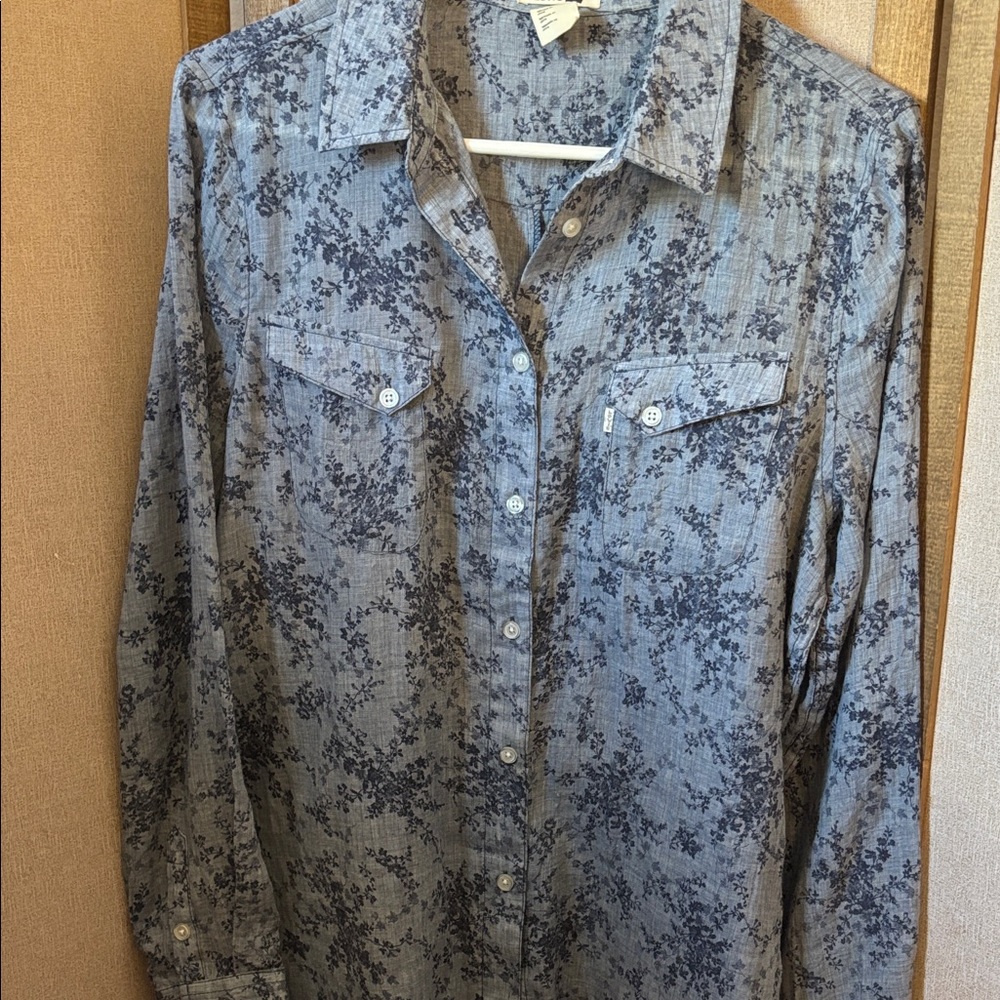 FINAL MARKDOWN Ladies Levi's Blue Floral Shirt Medium